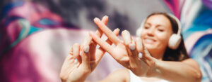 Junge Frau formt mit ihren Fingern einen Hashtag
